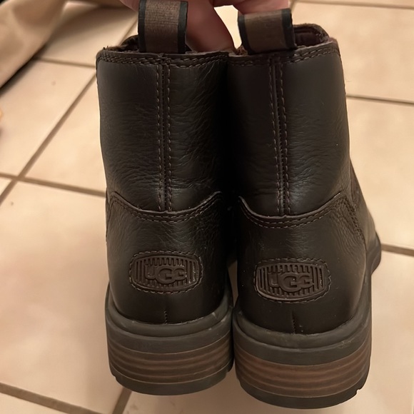 Chelsea style UGG leather boots - Picture 2 of 6